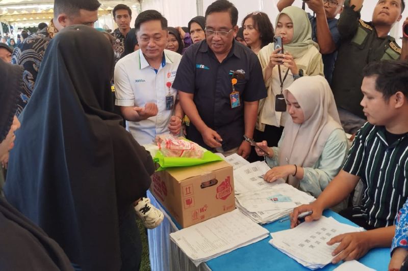 PT Pos Indonesia Kantor Cabang Utama Medan menyalurkan batuan pangan kepada masyarakat di Kota Medan. (ANTARA/PT Pos Indonesia Kantor Cabang Utama Medan)