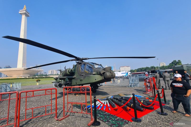 Pengunjung melihat Helikopter AH 64 E APACHE milik TNI AD yang dihadirkan saat pameran alutsista di kawasan Monas, Jakarta, Sabtu (21/9/2024). Pameran yang menghadirkan ratusan kendaraan tempur dan senjata TNI AD, TNI AL dan TNI AU itu akan berlangsung sampai puncak HUT ke-79 TNI pada 5 Oktober 2024. ANTARA FOTO/Muhammad Iqbal/nym.