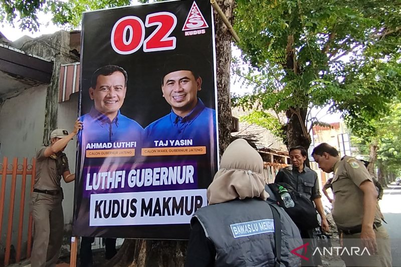 Petugas Bawaslu Kabupaten Kudus, Jawa Tengah, bersama Satpol PP Kudus melakukan penertiban alat peraga kampanye (APK) di Jalan Pemuda Kudus, Senin (30/9/2024). (ANTARA/Akhmad Nazaruddin Lathif)