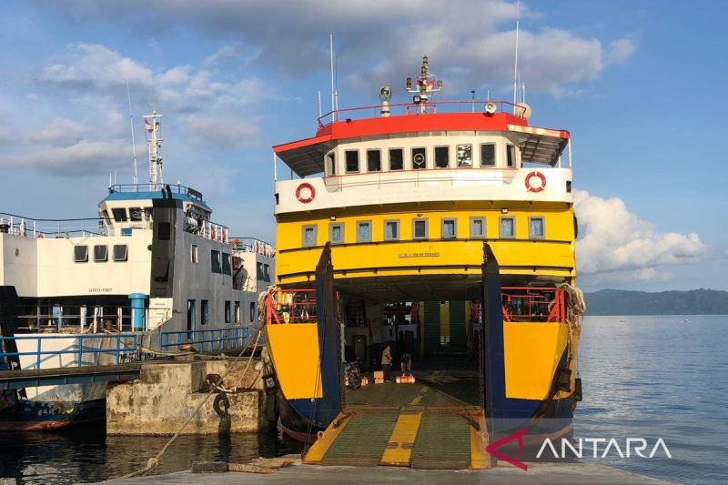 Kapal Ferry tujuan Saparua dari Pelabuhan Waai Maluku (Antara/Dedy Azis)