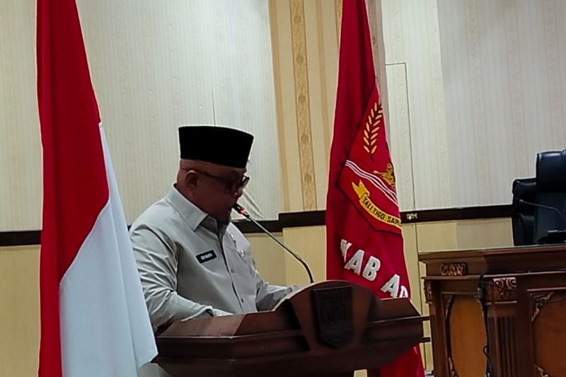 Sekretaris Daerah Agam Edi Busti sedang membacakan nota pengantar rancangan APBD 2025 saat sidang paripurna DPRD setempat, Senin (30/9/2024). Antara/Yusrizal.