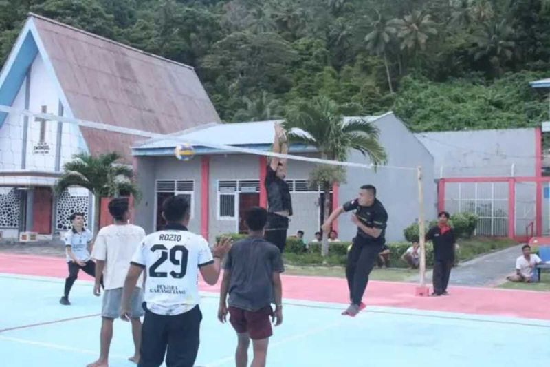 Petugas Lapas Ulu Siau dan warga binaan pemasyarakatan melaksanakan olahraga bersama. ANTARA/HO-Lapas Ulu Siau