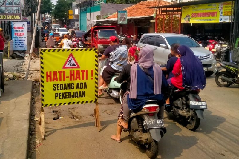 Dinas Pekerjaan Umum dan Penataan Ruang (PUPR) Kota Tangerang melengkapi informasi imbauan di lokasi perbaikan Jalan Dr Soetomo seperti penerangan dan rambu lalu lintas. ANTARA/HO-DPUPR Kota Tangerang