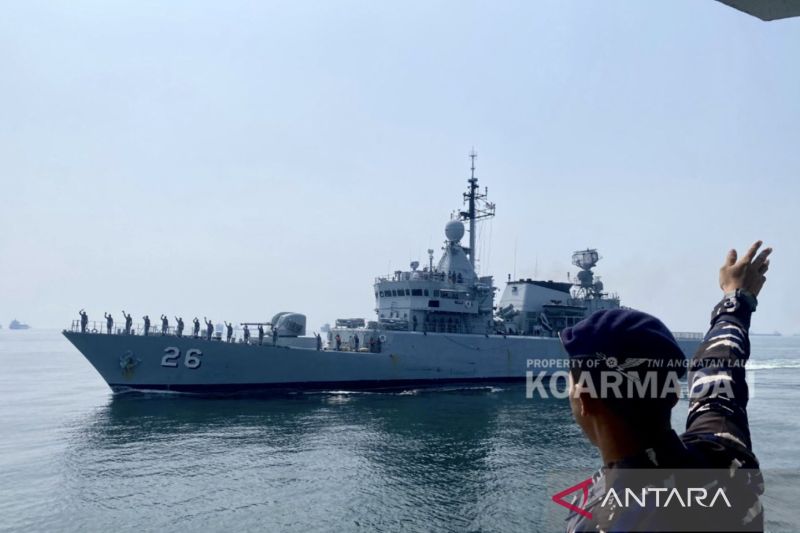 Prajurit TNI Angkatan Laut pengawak KRI Cakalang-852 melambaikan tangan ke arah kapal perang Malaysia KD Lekir saat keduanya berlatih bersama di perairan sekitar Teluk Jakarta, Jakarta, Minggu (29/9/2024). ANTARA/HO-Dinas Penerangan Komando Armada I TNI AL.