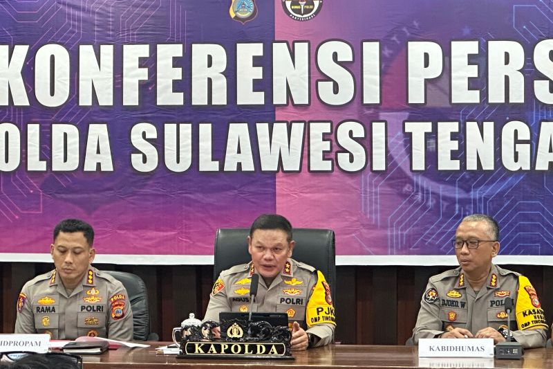 Kapolda Sulteng Irjen Pol Agus Nugroho (tengah) memberikan keterangan kepada media terkait kasus tewasnya tahanan Polresta Palu, Senin (30/9/2024). ANTARA/Kristina Natalia