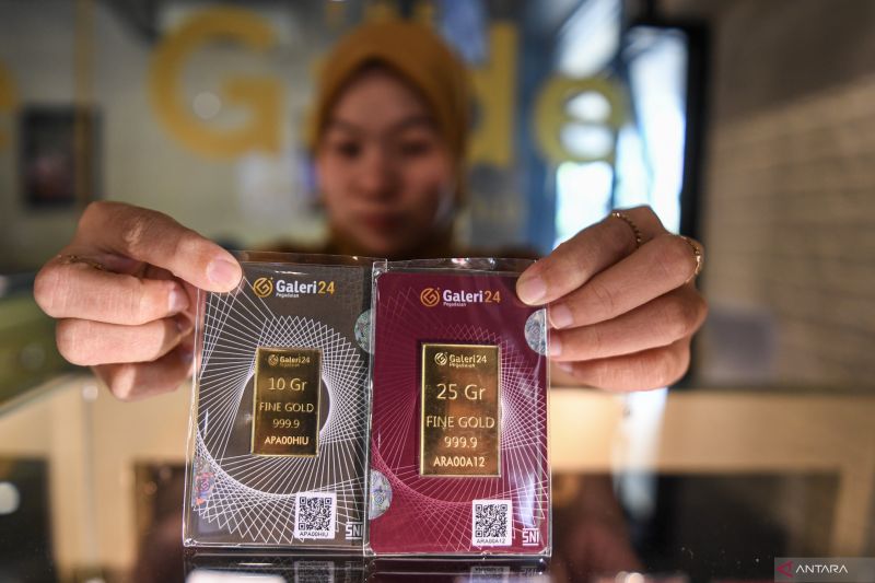 Penjual menunjukan emas logam dagangannya di gerai emas Gade, Jakarta, Selasa (17/9/2024). ANTARA FOTO/Muhammad Adimaja/foc. (ANTARA FOTO/MUHAMMAD ADIMAJA)