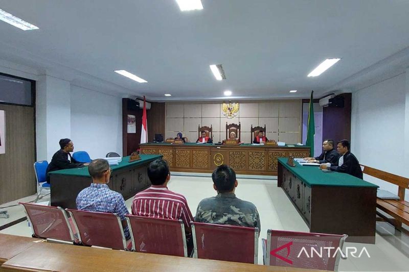 Tiga terdakwa tindak pidana korupsi pengadaan alat olahraga mengikuti persidangan di Pengadilan Tindak Pidana Korupsi pada Pengadilan Negeri Banda Aceh di Banda Aceh, Senin (30/9/2024). ANTARA/M Haris SA