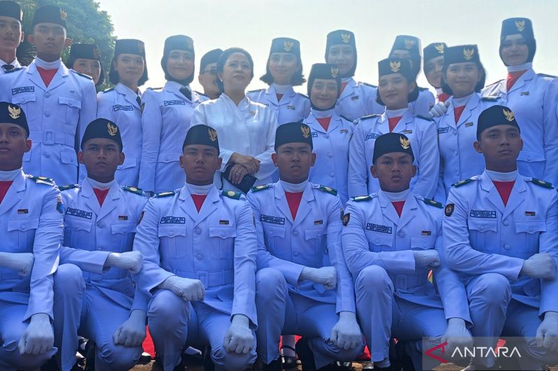 Ketua DPR RI 2019-2024 Puan Maharani bersama paskibraka usai mengikuti Upacara Peringatan Hari Kesaktian Pancasila di Monumen Pancasila Sakti, Lubang Buaya, Jakarta, Selasa (1/10/2024). ANTARA/Rangga Pandu