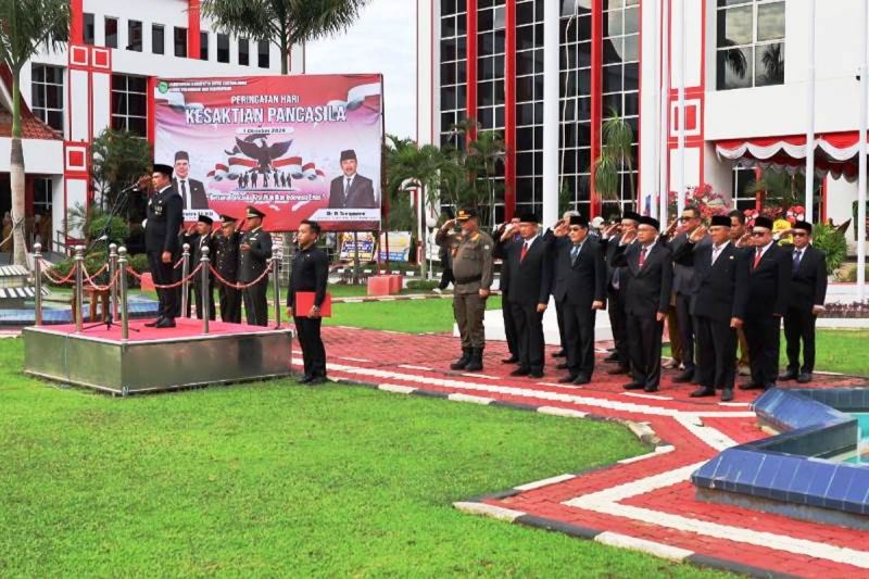 Pjs Bupati Kukar Bambang Arwanto (paling depan) selaku inspektur upacara peringatan Hari Kesaktian Pancasila, di Tenggarong, Kaltim, Selasa (1/10/2024). ANTARA/HO-Prokom Kukar