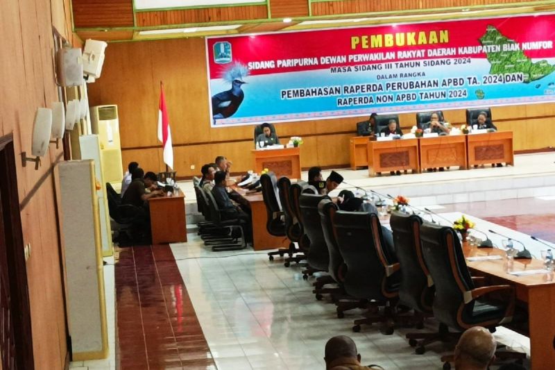 Ketua DPRD Biak Numfor, Papua Milka Rumaropen memimpin sidang pembahasan Raperda non anggaran dan perubahan APBD 2024.ANTARA/Muhsidin