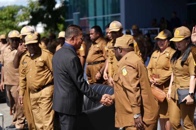 Sekretaris Daerah Provinsi Papua Ridwan Rumasukun (kanan) saat berjabat tangan dengan para kepala OPD usai upacara peringatan Hari Lahir Pancasila di halaman Kantor Gubernur Papua, di Jayapura, Selasa (1/10/2024). ANTARA/HO-Diskominfo Papua