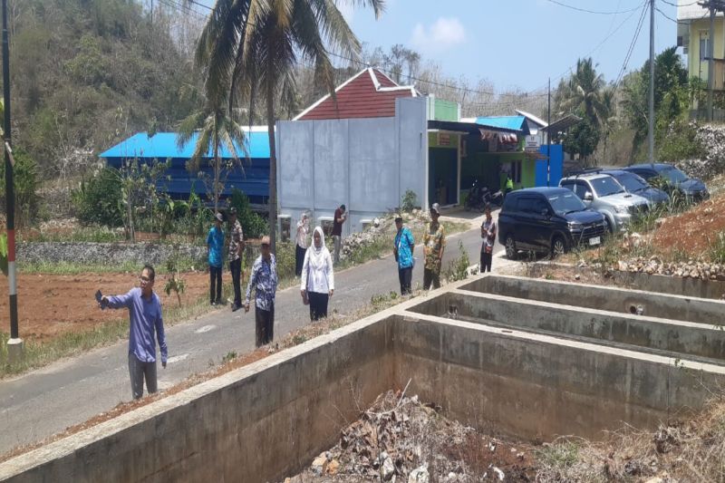 Direktorat Pengolahan Ditjen Penguatan Daya Saing KKP meninjau calon lokasi pembangunan pabrik es portabel kapasitas 1 ton per hari di Padukuhan Warak, Kalurahan Girikarto, DIY. (ANTARA/HO-Dokumen Pribadi Wahid Supriyadi)