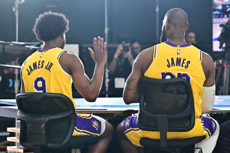 Pemain ayah-anak dari Los Angeles Lakers LeBron James (kanan) dan anaknya Bronny James (kiri) memberikan keterangan pada media. ANTARA/AFP/FREDERIC J. BROWN