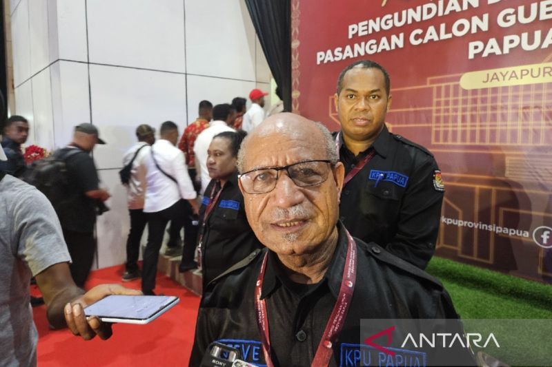Ketua KPU Papua Steve Dumbon. ANTARA/Qadri Pratiwi.