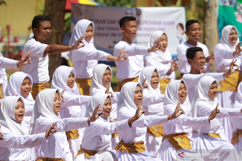 Ilustrasi - Sejumlah siswa membawakan yel yel Keluarga Berencana pada peluncuran Sekolah Siaga Kependudukan di SMA Negeri 1 Tapa, Kabupaten Bone Bolango, Gorontalo, Kamis (28/11/2019). ANTARA FOTO/Adiwinata Solihin/pd