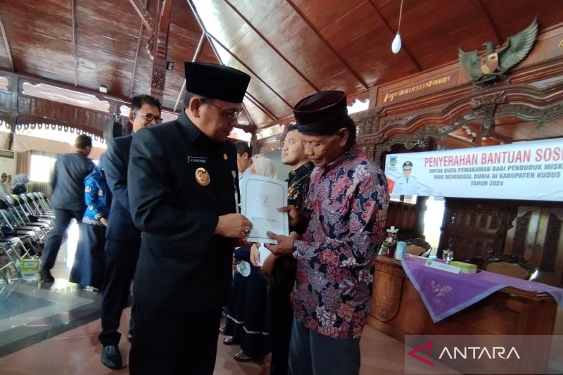 Pj Bupati Kudus M Hasan Chabibie menyerahkan santunan kematian kepada ahli waris secara simbolis di Pendopo Kabupaten Kudus, Jawa Tengah, Selasa (1/10/2024). (ANTARA/Akhmad Nazaruddin Lathif)