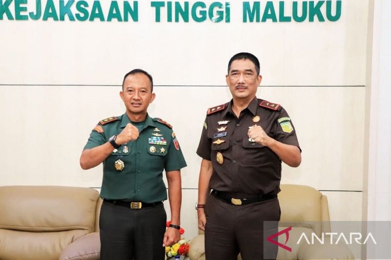 Pangdam XV/Pattimura Mayjen TNI Putranto Gatot Sri Handoyo, S.Sos, MM foto bersama Kajati Maluku Agoes S. Prasetyo SH, MH. (1/10/2024) (ANTARA/HO/Kejati Maluku)