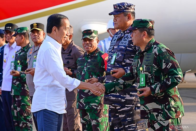 Presiden Joko Widodo tiba di Kupang, Nusa Tenggara Timur, Selasa (1/10/2024). (ANTARA/HO-Biro Pers Sekretariat Presiden)