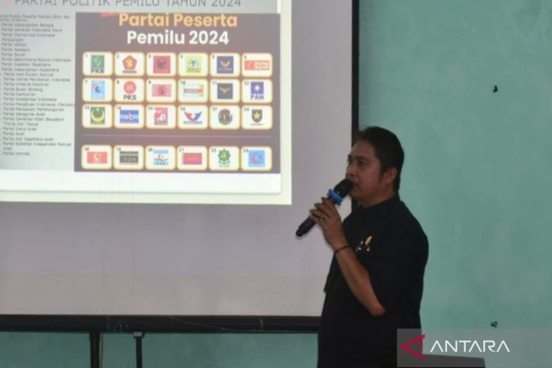 Komisioner KPU Kabupaten Mukomuko Endang Surya Bakti memberikan sosialisasi tentang partisipasi pemilih, Selasa (1/10/2024) ANTARA/Ferri.