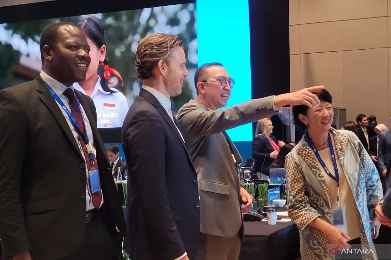 Director General of Early Childhood, Primary, and Secondary Education at the Education, Culture, Research, and Technology Ministry, Iwan Syahril (second right), at the 2024 Gateways Study Visit Indonesia (GSVI) in Denpasar, Bali, on October 1, 2024. (ANTARA/Sean Filo Muhamad)