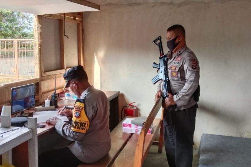 Wakapolres Tojo Una-Una, Polda Sulawesi Tengah, Kompol Mulyadi mengecek secara langsung gudang logistik KPU Touna di Kabupaten Tojo Una-una, Selasa (1/10/2024). (ANTARA/HO-Humas Polres Tojo Una-una)