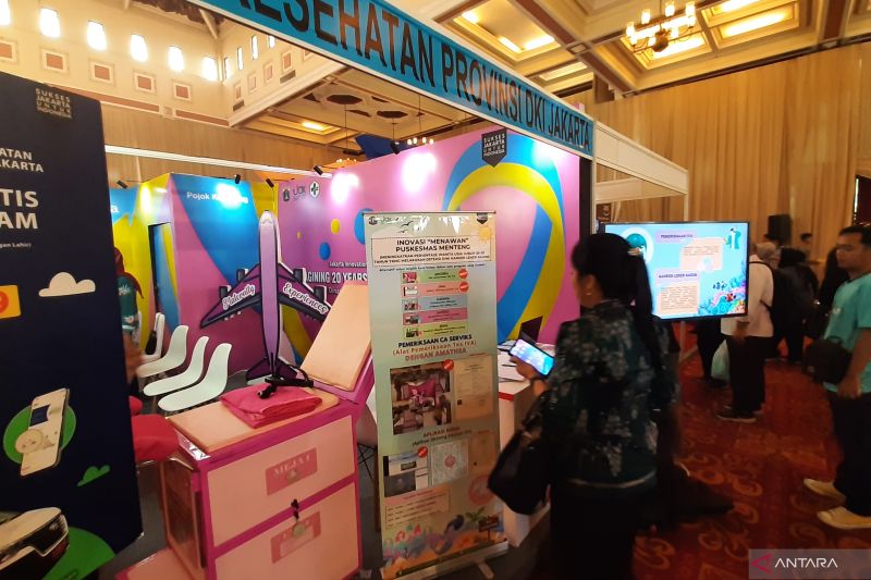Seorang pengunjung melihat inovasi alat pemeriksaan IVA di booth Puskesmas Kecamatan Menteng, di sela Jakarta Innovation Days (JID) Expo 2024 di Jakarta, Selasa (1/10/2024). ANTARA/Lia Wanadriani Santosa
