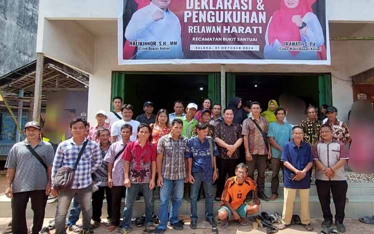 Calon Bupati Kotawaringin Timur Halikinnor memimpin deklarasi dan pengukuhan relawan HARATI Kecamatan Bukit Santuai, Selasa, 1 Oktober 2024. (FOTO: IST)