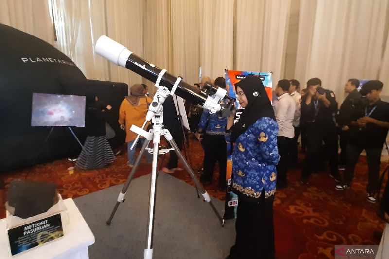 Seorang pengunjung mengamati teleskop dipamerkan yang Planetarium Mini Unit Pengelola Pusat Kesenian Jakarta TIM di sela acara Jakarta Innovation Days Expo (JID Expo) 2024, di Balai Sudirman, Tebet, Jakarta Selatan, Selasa (1/10/2024). ANTARA/Lia Wanadriani Santosa