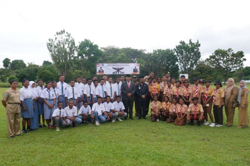 Penjabat Sementara (Pjs) Bupati Teluk Wondama Derek Ampnir berfoto bersama pelajar di Teluk Wondama usai upacara Hari Kesaktian Pancasila di Teluk Wondama, Selasa (1/10/2024). (ANTARA/HO-Zack Tonu B)