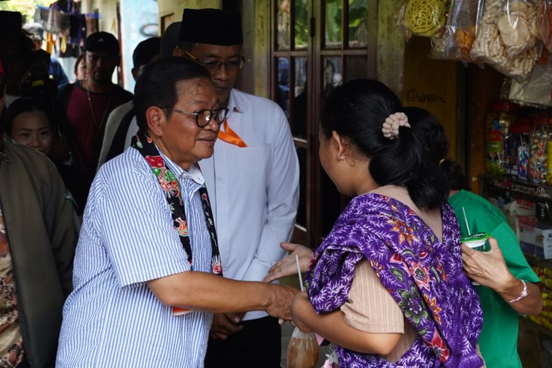 Calon Gubernur DKI Jakarta nomor urut 3, Pramono Anung belanja masalah warga di kawasan Pesanggrahan, Jakarta, Selasa (1/10/2024). ANTARA/HO-Tim Pemenangan Pramono Anung-Rano Karno