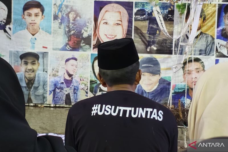 Masyarakat memanjatkan doa di depan Gerbang 13 Stadion Kanjuruhan, Kepanjen, Kabupaten Malang, Jawa Timur pada peringatan dua tahun Tragedi Kanjuruhan, Selasa (1/10/2024) sore. (ANTARA/Ananto Pradana)