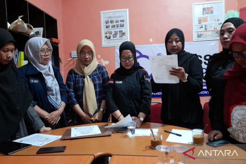 Arsip - Sejumlah organisasi yang tergabung dalam Jejaring Aktivis Perempuan dan Anak (Jejak Puan) Provinsi Gorontalo saat menyampaikan pernyataan sikap terhadap kasus kekerasan seksual yang dilakukan seorang oknum guru kepada siswanya di Gorontalo, pada Minggu (29/9/2024). ANTARA/Zulkifli Polimengo.