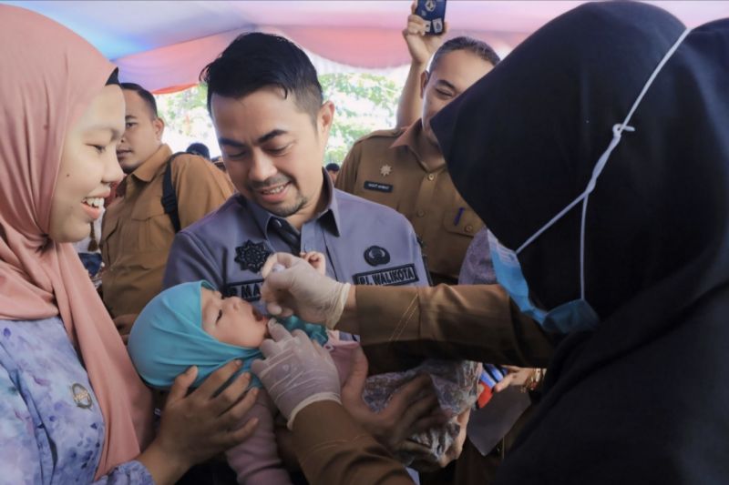 Pemberian imunisasi polio tahap pertama di Pekanbaru yang capaiannya sampai saat ini 58,4 persen. ANTARA/HO-Pemkot Pekanbaru