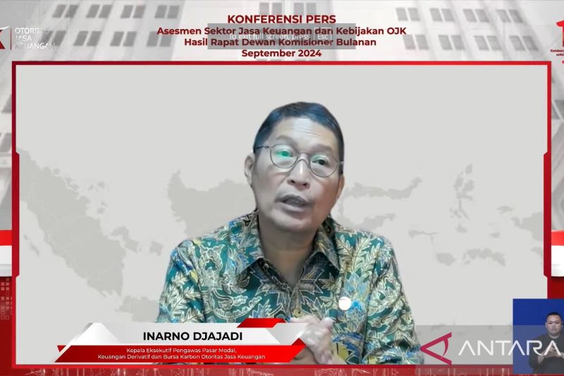 Kepala Eksekutif Pengawas Pasar Modal, Keuangan Derivatif, dan Bursa Karbon Otoritas Jasa Keuangan (OJK) Inarno Dajajadi saat konferensi pers RDK OJK di Jakarta, Selasa (1/10/2024) (ANTARA/Bayu Saputra)