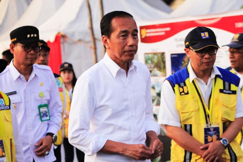Juru Bicara Kementerian PUPR Endra Saleh Atmawidjaja (kanan) saat mendampingi Presiden Joko Widodo (Jokowi) yang hendak meresmikan inpres jalan daerah di Kupang, NTT, Selasa (1/10/2024). ANTARA/Kornelis Kaha