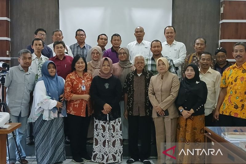 Koordinator Museum dan Cagar Budaya (MCB) Warisan Dunia Borobudur Wiwit Kasiyati dan Inisiator kegiatan Ruwat Rawat Borobudur Sucoro berfoto bersama dengan peserta diskusi bincang pelestarian. ANTARA/Heru Suyitno