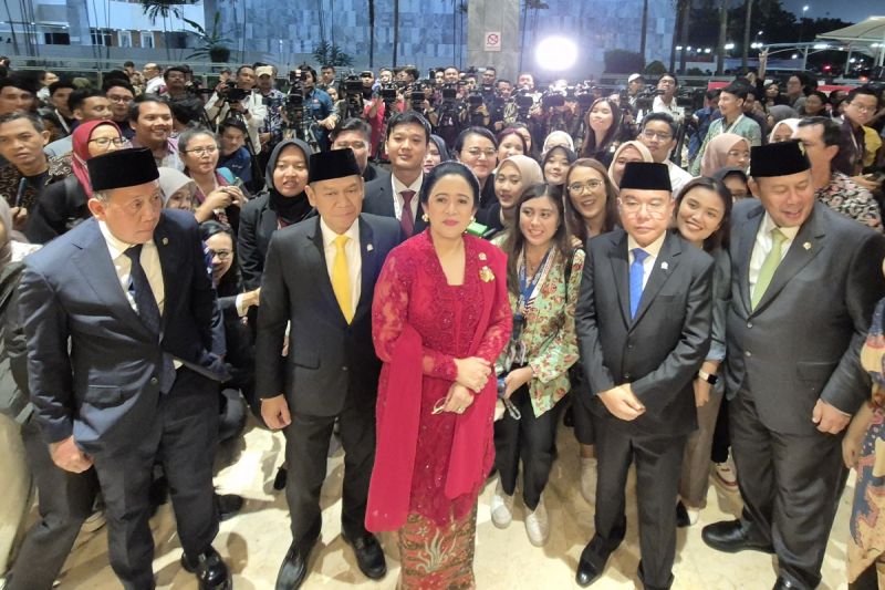 Ketua DPR RI Puan Maharani (tengah), bersama empat Wakil Ketua DPR usai penetapan dan pelantikan pimpinan DPR Periode 2024-2029, di Gedung DPR, Senayan, Jakarta, Selasa (1/10/2024) sore. ANTARA/HO-DPR RI