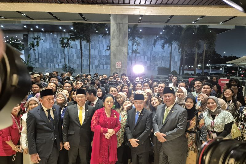 Pimpinan DPR RI 2024-2029 berfoto bersama awak media usai ditetapkan dalam Rapat Paripurna DPR RI di Kompleks Parlemen, Senayan, Jakarta, Selasa (1/10/2024). (ANTARA/HO-DPR)