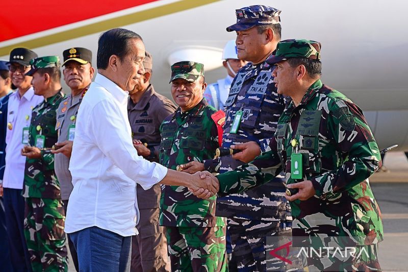 Presiden Joko Widodo tiba di Bandara Internasional El Tari, Kupang, Nusa Tenggara Timur, Selasa (1/10/2024). ANTARA/HO-Biro Pers Sekretariat Presiden/aa.