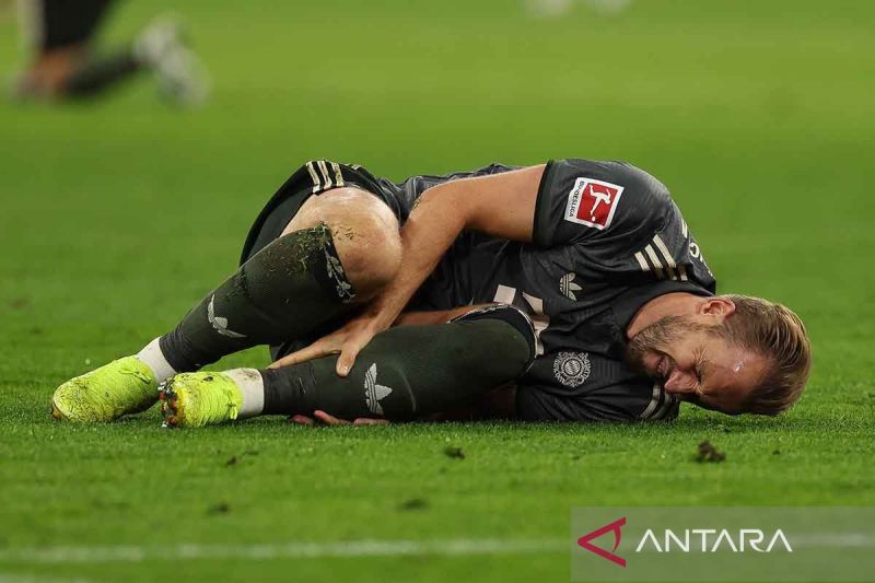 Pemain Bayern Munich Harry Kane memegangi kakinya saat melawan Bayer Leverkusen pada pertandingan Bundesliga 2024/2025 di Allianz Arena, Munich, Jerman, Sabtu (28/9/2024). Laga tersebut berakhir imbang 1-1. ANTARA FOTO/action press via Reuters Connect/Kolbert-Press/rwa.