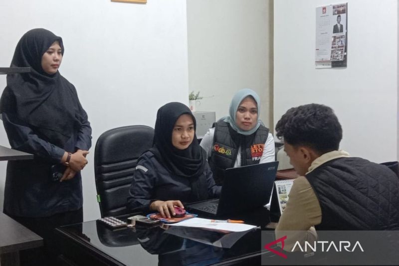 Suasana pemeriksaan saksi pelapor di ruang penanganan pelanggaran dan penyelesaian sengketa Kantor Bawaslu Sulsel, Jalan Andi Pangeran Pettarani Makassar, Sulawesi Selatan, Selasa (1/10/2024) malam. ANTARA/Darwin Fatir.