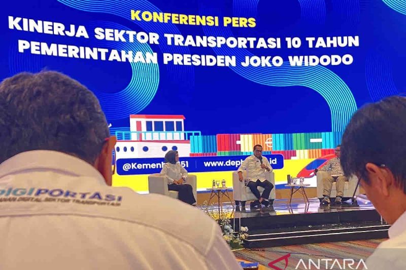 Menteri Perhubungan (Menhub) Budi Karya Sumadi (tengah) dalam Konferensi Pers Kinerja Sektor Transportasi 10 Tahun Pemerintahan Presiden Joko Widodo, di Jakarta, Selasa (1/10/2024). ANTARA/Harianto