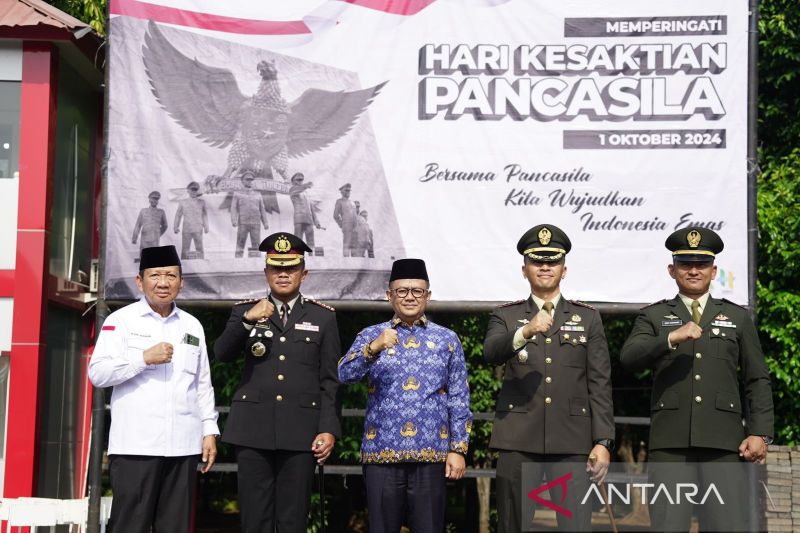 Penjabat Wali Kota Bekasi Raden Gani Muhammad (tengah) usai memimpin upacara peringatan Hari Kesaktian Pancasila di Lapangan Plaza Pemda Kota Bekasi, Selasa. (ANTARA/Pradita Kurniawan Syah).
