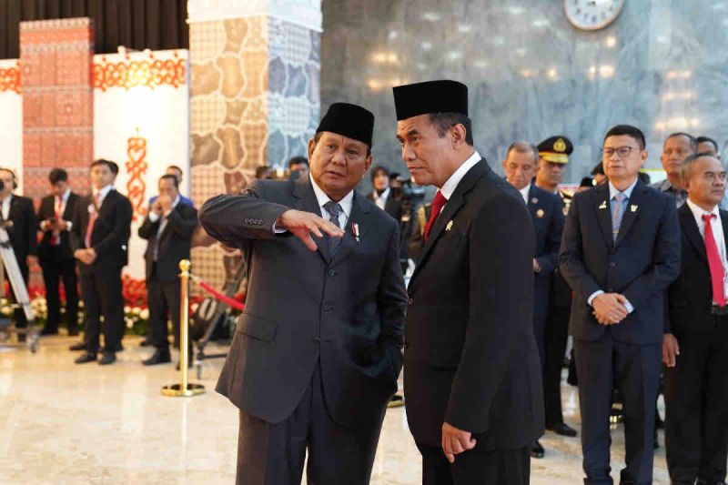Presiden terpilih Prabowo Subianto (kiri) terlihat membisiki Menteri Pertanian Andi Amran Sulaiman (kanan) di Pelantikan DPR RI di Jakarta, Selasa (1/10/2024). ANTARA/HO-Humas Kementan