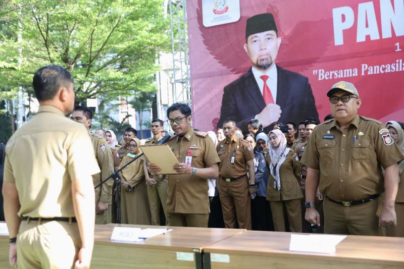 Penjabat Sekda Makassar Firman Hamid Pagarra membacakan Ikrar dan Pakta Netralitas ASN di Pilkada Serentak 2024 di Makassar, Selasa (1/10/2024). ANTARA/HO/Pemkot Makassar