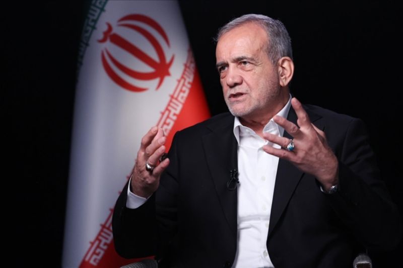 Presiden Iran, Masoud Pezeshkian, mengatakan serangan rudal terhadap Israel didasarkan pada "hak pembelaan diri yang sah" negara tersebut, seraya menekankan bahwa Iran memberikan "tanggapan tegas" terhadap "agresi" Israel. /ANTARA/Anadolu/py