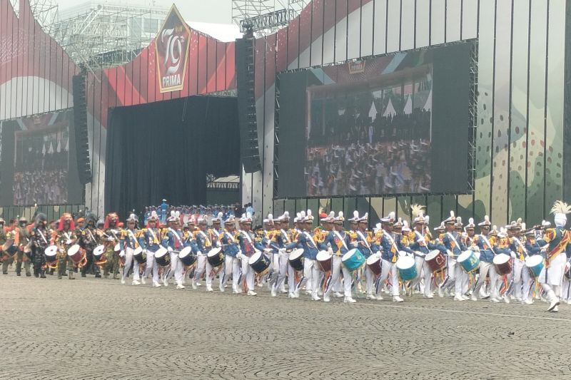 Defile pasukan drumband siswa Taruna TNI di Monas, Jakarta Pusat, Rabu (2/10/2024) (ANTARA/Walda Marison)