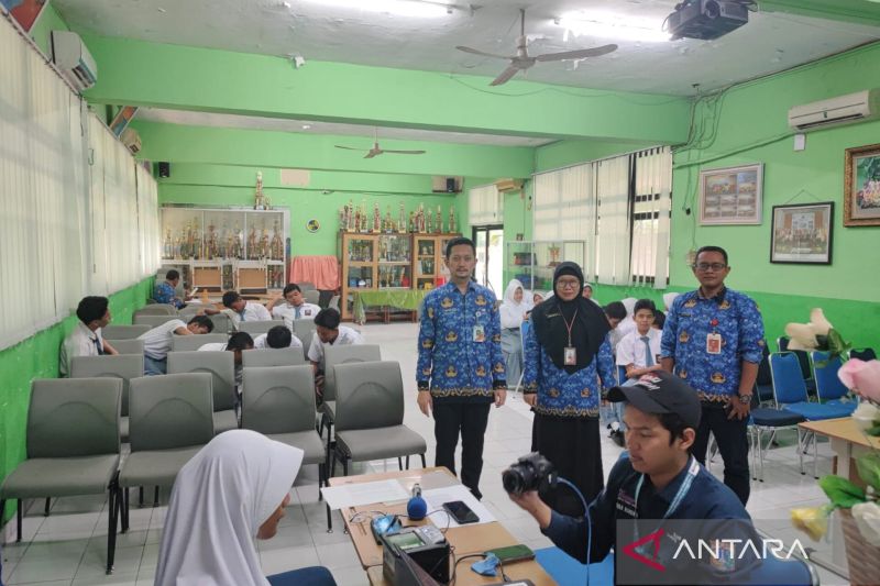 Layanan kependudukan bagi pemilih pemula di SMA Negeri 35, Jalan Mutiara, RT 18/05, Karet Tengsin, Tanah Abang, Jakarta Pusat, Selasa (1/10/2024). ANTARA/HO-Pemerintah Kota Jakarta Pusat