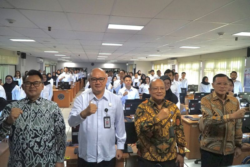 Kepala Kanwil Kemenkumham DIY Agung Rektono Seto (dua kiri) menghadiri pembukaan ujian computer assisted test (CAT) calon notaris tahun 2024 di Kantor Regional I Badan Kepegawaian Negara (BKN) Yogyakarta, Rabu (2/10/2024) (ANTARA/HO-Kemenkumham DIY)