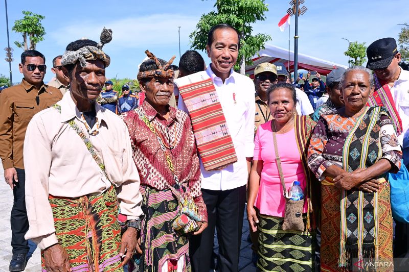 Presiden Joko Widodo berfoto bersama dengan warga di Kabupaten Timor Tengah Selatan (TTS), Provinsi NTT, Rabu (2/10/2024). ANTARA/HO-Biro Pers Sekretariat Presiden